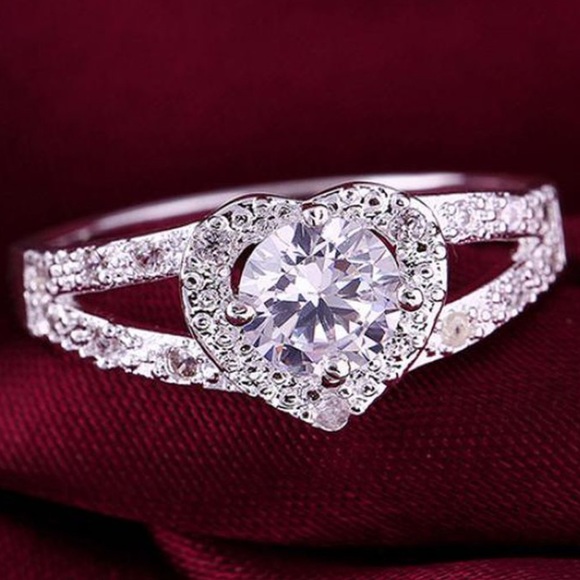 Gorgeous Crystal Heart 925 Sterling Silver ring - Picture 3 of 9